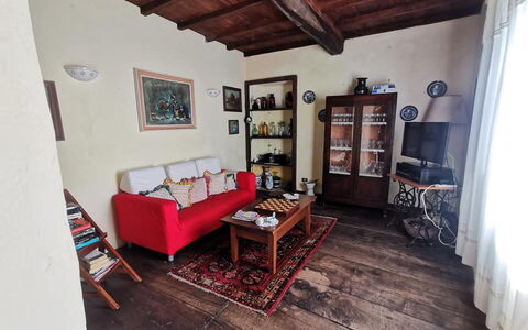 Emilia: Cornice, Mobilia, Tavolo, Divano, Costruzione, Legna, Interior Design, Pavimento, Soggiorno, Pavimentazione