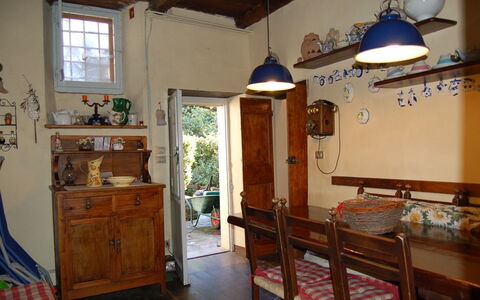 Emilia: Camera, Proprietà, Mobilia, Costruzione, Casa, Pavimento, Interior Design, Soffitto, Latifoglie, Casa