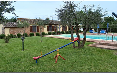 Villetta Di Cortona: Pianta, Cielo, Albero, Costruzione, Acqua, Lotto, Finestra, Erba, Ricreazione, Tempo Libero