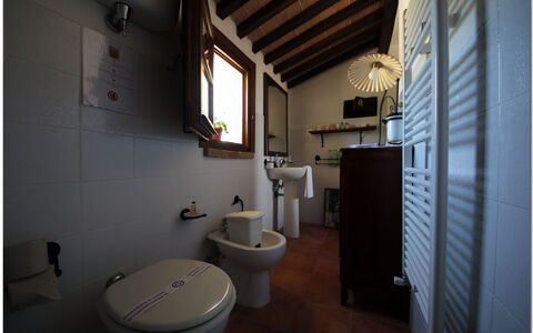 Villetta Di Cortona: Camera, Proprietà, Bagno, Gabinetto, Idraulico Fixture, Architettura, Interior Design, Casa, Costruzione, Bidet