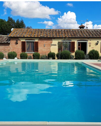 Villetta Di Cortona: Acqua, Nube, Pianta, Cielo, Costruzione, Piscina, Natura, Azzurro, Finestra, Sedia