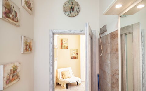 Evelyn Apartment - Diano Marina: Proprietà, Camera, Interior Design, Parete, Soffitto, Casa, Costruzione, Pavimento, Mobilia, Immobiliare