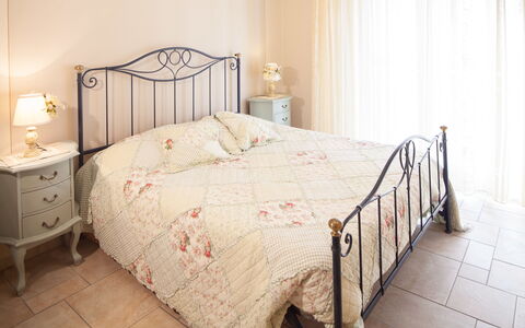 Evelyn Apartment - Diano Marina: Camera Da Letto, Letto, Mobilia, Lenzuolo, Camera, Telaio Del Letto, Proprietà, Prodotto, Bedding, Materasso