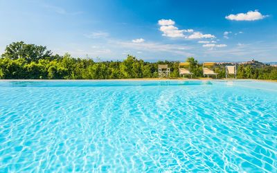 Moriolo: Piscina, Paesaggio Naturale, Acqua, Aqua, Giorno, Cielo, Risorse Idriche, Azzurro, Tempo Libero, Vacanza