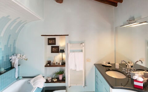 Villa Solaria: Proprietà, Costruzione, Mensola, Divano, Legna, Interior Design, Cornice, Soggiorno, Cabinetry, Scaffalature