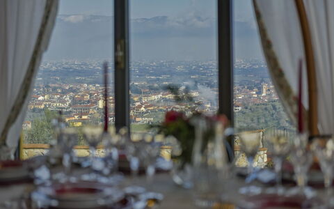 Villa Solaria: Tavola, Costruzione, Stemware, Bicchieri, Cielo, Bicchiere Di Vino, Tessile, Finestra, Grattacielo, Interior Design
