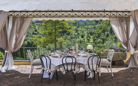Villa Solaria: Proprietà, Mobilia, Tovaglia, Camera, Interior Design, Tenda, Baldacchino, Tavolo, Shade, Immobiliare
