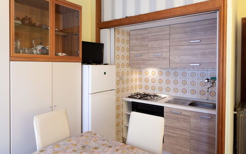 Eveten Apartments - Diano Marina: Camera, Proprietà, Piastrella, Mobilia, Cabinetry, Controsoffitto, Interior Design, Pavimento, Cucina, Costruzione