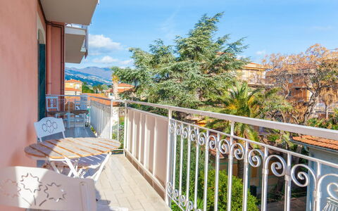 Eveten Apartments - Diano Marina: Appartamento, Balcone, Pianta Della Casa, Vaso Di Fiori, Recinzione, Colonna, Corrimano, Mobili Da Esterno