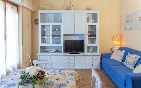 Eveten Apartments - Diano Marina: Mobilia, Camera, Soggiorno, Blu, Proprietà, Interior Design, Parete, Casa, Costruzione, Giallo
