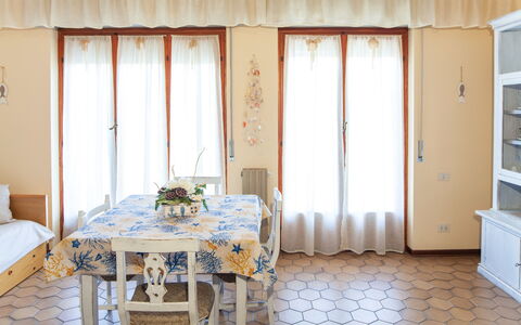 Eveten Apartments - Diano Marina: Camera, Mobilia, Proprietà, Camera Da Letto, Interior Design, Pavimento, Tenda, Casa, Letto, Parete