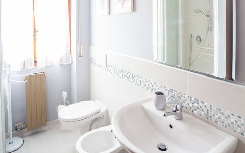 Eveten Apartments - Diano Marina: Bagno, Proprietà, Camera, Rubinetto, Interior Design, Parete, Idraulico Fixture, Piastrella, Lavello, Vasca Da Bagno