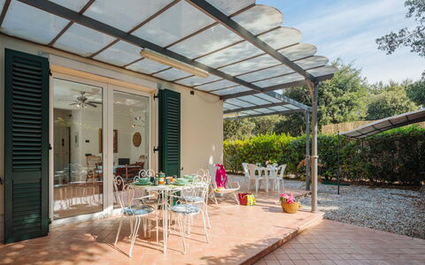 Marina Pietrasanta 255: Pianta, Costruzione, Mobilia, Tavolo, Cielo, Shade, Sedia, Mobili Da Esterno, Nube, Casa