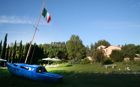 Agriturismo Girasole: Cielo, Barca, Bandiera, Trasporto Di Acqua, Veicolo, Albero, Moto D'Acqua, Fiume, Paesaggio, Lago