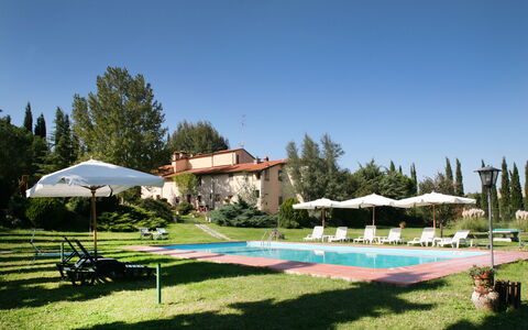 Agriturismo Girasole: Piscina, Ricorrere, Proprietà, Tempo Libero, Shade, Centro Ricreativo, Immobiliare, Costruzione, Estate, Casa