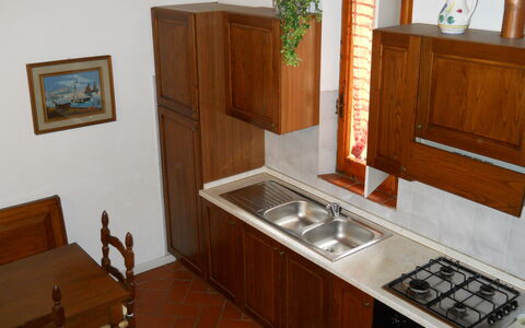 Agriturismo Girasole: Camera, Mobilia, Proprietà, Cabinetry, Controsoffitto, Color Legno, Cucina, Casa, Costruzione, Latifoglie