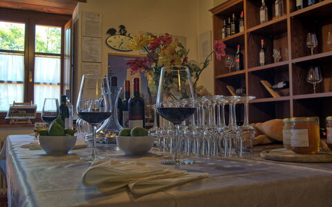 Sole Nel Prato: Camera, Tavolo, Sala Da Pranzo, Barware, Mobilia, Ristorante, Interior Design, Stemware, Bicchiere Di Vino, Bicchiere