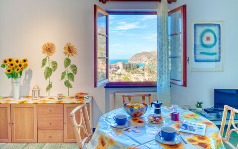 Olivi Del Mesco - Levanto: Camera, Blu, Proprietà, Turchese, Interior Design, Tavolo, Giallo, Azzurro, Sala Da Pranzo, Mobilia