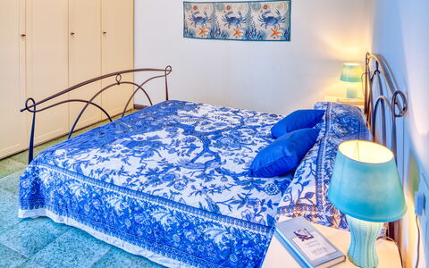 Olivi Del Mesco - Levanto: Camera Da Letto, Letto, Lenzuolo, Mobilia, Camera, Bedding, Proprietà, Blu, Materasso, Telaio Del Letto
