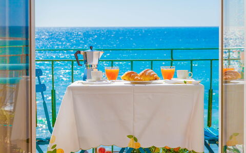 Il Balcone Sul Prino - Imperia: Acqua, Tavola, Tavolo, Mobilia, Blu, Tovaglia, Azzurro, Cielo, Tessile, Sedia