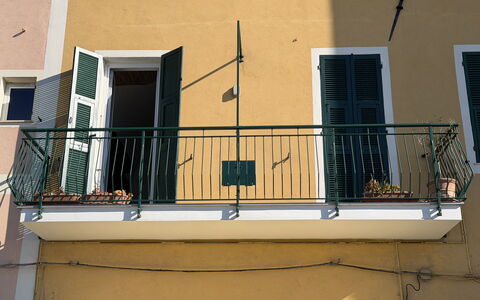 Il Balcone Sul Prino - Imperia: Parete, Corrimano, Balcone, Materiale Composito, Ferro, Metallo, Colonna, Bicchiere, Dipingere