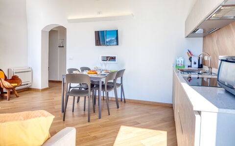 Il Balcone Sul Prino - Imperia: Camera, Proprietà, Mobilia, Costruzione, Interior Design, Pavimento, Casa, Immobiliare, Tavolo, Appartamento