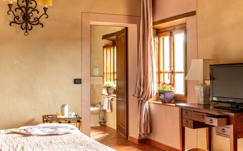 Borgo Gerlino: Camera, Proprietà, Mobilia, Interior Design, Costruzione, Camera Da Letto, Parete, Suite, Letto, Giallo