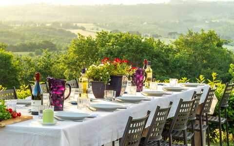 Borgo Gerlino: Tovaglia, Tavolo, Fiore, Pasto, Paesaggio, Fiorai, Evento, Ricevimento Di Nozze, Hill Station, Pianta