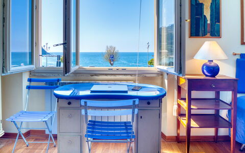 Apartment Mare Bello - Levanto: Blu, Camera, Mobilia, Blu Majorelle, Tavolo, Proprietà, Azzurro, Interior Design, Costruzione
