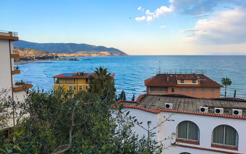 Il Geranio Sant'elmo - Diano Marina: Cielo, Cittadina, Mare, Costa, Nube, Vacanza, Turismo, Casa, Architettura, Orizzonte