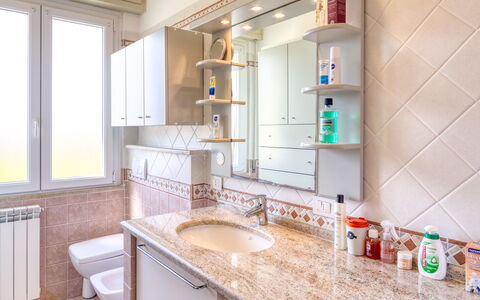 Giulia Apartment 2 - Levanto: Bagno, Camera, Proprietà, Interior Design, Mobilia, Costruzione, Piastrella, Controsoffitto, Mobiletto Del Bagno, Casa