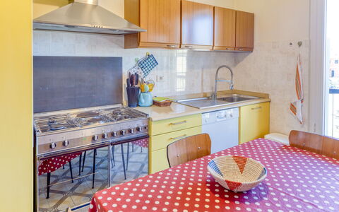Giulia Apartment 2 - Levanto: Camera, Proprietà, Cucina, Mobilia, Giallo, Casa, Interior Design, Costruzione, Controsoffitto, Cabinetry
