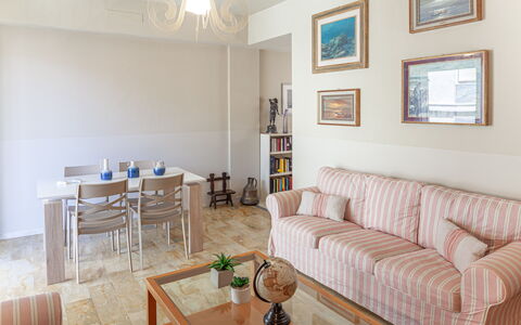 Giulia Apartment 2 - Levanto: Tavolo, Mobilia, Divano, Cornice, Proprietà, Legna, Illuminazione, Interior Design, Pavimentazione, Pavimento