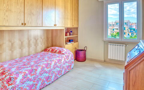 Giulia Apartment 2 - Levanto: Camera, Mobilia, Camera Da Letto, Proprietà, Lenzuolo, Pavimento, Interior Design, Letto, Parete, Costruzione