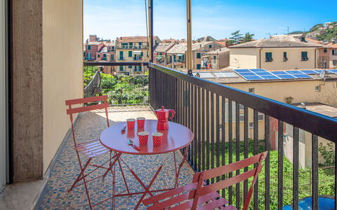 Giulia Apartment 2 - Levanto: Cielo, Tavolo, Mobilia, Proprietà, Costruzione, Pianta, Sedia, Finestra, Azzurro, Legna