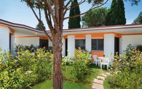 Villaggio Battiston: Pianta, Fiore, Costruzione, Proprietà, Cielo, Finestra, Foglia, Albero, Casa, Shade