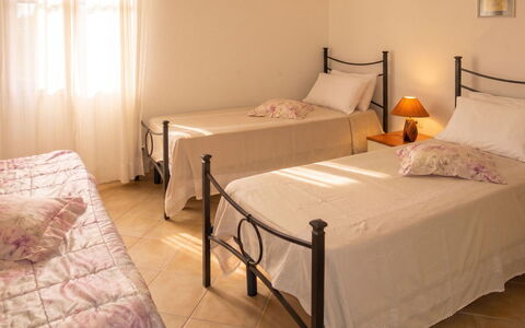 Lia: Mobilia, Letto, Camera Da Letto, Pavimento, Interior Design, Legna, Pavimentazione, Bedding, Lenzuolo, Telaio Del Letto