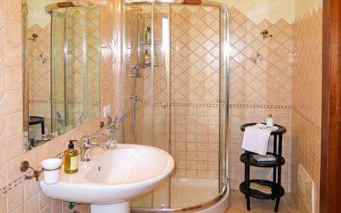 Lia: Bagno, Idraulico Fixture, Interior Design, Parete, Pavimentazione, Lavandino Del Bagno, Pavimento, Lavello, Rubinetto, Idraulico