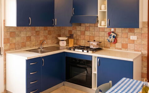 Lia: Cucina, Elettrodomestico Da Cucina, Apparecchio Major, Cucina Stufa, Controsoffitto, Pavimentazione, Legna, Cabinetry, Stufa, Interior Design
