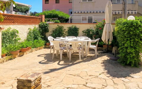 Lia: Mobilia, Mobili Da Esterno, Giardino, Vaso Di Fiori, Shade, Flagstone, Sedia, Backyard, Cortile