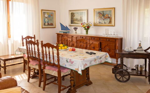 Lia: Mobilia, Interior Design, Tavolo, Pavimentazione, Legna, Pavimento, Camera, Illuminazione, Sala Da Pranzo, Cornice
