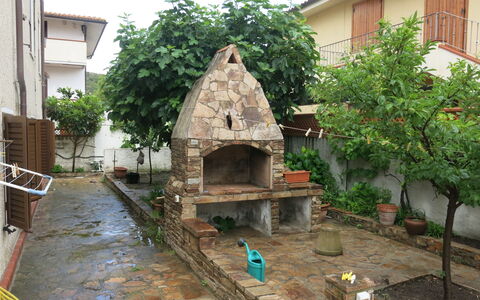 Lia: Pianta, Costruzione, Finestra, Biome, Albero, Casa, Cielo, Tempo Libero, Acqua, Paesaggio