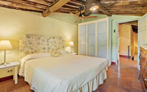 Bottino: Mobilia, Parete, Interior Design, Pavimentazione, Camera Da Letto, Letto, Pavimento, Soffitto, Lenzuolo, Camera