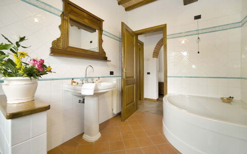 Broccolo: Bagno, Camera, Proprietà, Interior Design, Pavimento, Piastrella, Costruzione, Immobiliare, Lavello, Casa