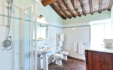 Casa Rosa: Proprietà, Bagno, Camera, Costruzione, Immobiliare, Interior Design, Casa, Mobilia, Pavimento, Architettura
