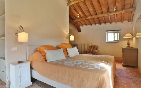 Chiodo: Camera Da Letto, Letto, Mobilia, Camera, Proprietà, Lenzuolo, Telaio Del Letto, Interior Design, Bedding, Materasso