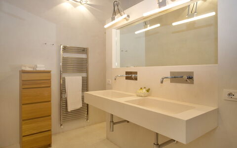 Chiodo: Camera, Bagno, Proprietà, Interior Design, Mobilia, Costruzione, Pavimento, Architettura, Casa, Lavello