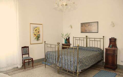 Fubbiano: Camera, Mobilia, Camera Da Letto, Proprietà, Letto, Telaio Del Letto, Interior Design, Lenzuolo, Casa, Pavimento