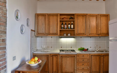 La Capanna: Cucina, Controsoffitto, Mobilia, Cabinetry, Legna, Interior Design, Elettrodomestico Da Cucina, Pavimentazione, Apparecchio Major, Credenza