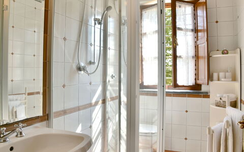La Capanna: Bagno, Idraulico Fixture, Interior Design, Pavimentazione, Lavandino Del Bagno, Legna, Pavimento, Rubinetto, Idraulico, Lavello